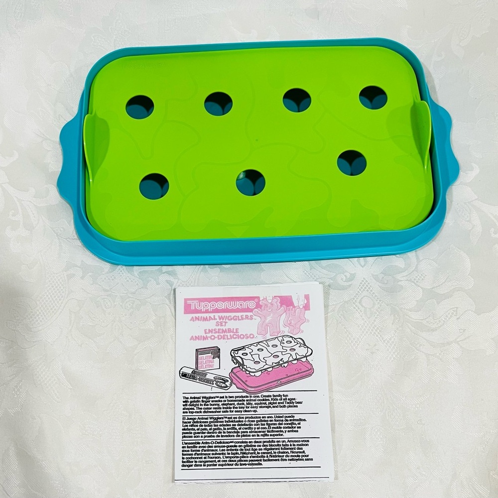 NEW (NIP) Tupperware Animal Wiggler Green and Blue Jello Mold Tray